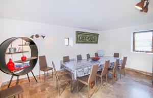 Un comedor con una mesa y sillas y un espejo. en Nice Home In St Cirgues De Prades With Private Swimming Pool, Can Be Inside Or Outside, en Jaujac