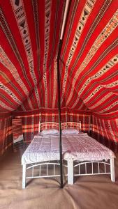 Postel nebo postele na pokoji v ubytování Bidiya Dunes camp مخيم بدية ديونز