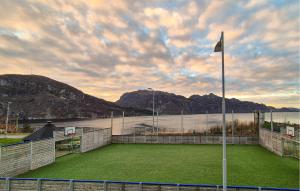 una pista de tenis con una bandera encima en Amazing Apartment In Forsand With House Sea View, en Helle 8 fotos más