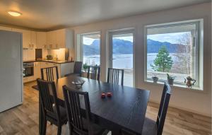Una cocina y un comedor con una mesa con vista. en Amazing Apartment In Forsand With House Sea View, en Helle