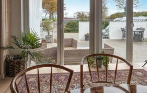 a dining room with a view of a patio at 1 Bedroom Beautiful Home In Samsø in Kolby Kås