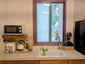 Η κουζίνα ή μικρή κουζίνα στο Elinor's Secret Suite