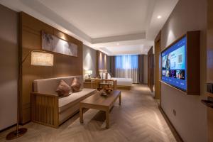 TV a/nebo společenská místnost v ubytování Qingdao Xinduxin Manxin Hotel