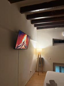 Μια τηλεόραση ή/και κέντρο ψυχαγωγίας στο Habitación privada +15 φωτογραφίες