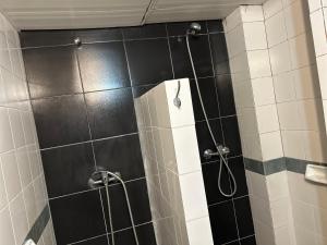 Ένα μπάνιο στο Habitación privada