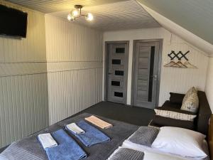 ヤレムチャにあるCarpathian manorのタオルが敷かれたベッドのある寝室