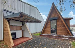 una casa pequeña con cocina y estufa en Nice Home In Herry With Heated Swimming Pool, en Herry