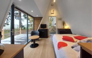 Un dormitorio con una cama y un escritorio y una ventana. en Nice Home In Herry With Heated Swimming Pool, en Herry