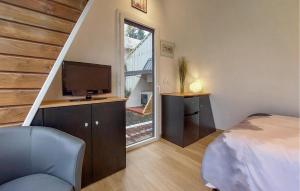 Un dormitorio con una cama y un televisor y una ventana. en Nice Home In Herry With Heated Swimming Pool, en Herry