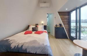 Un dormitorio con una cama con almohadas rojas. en Nice Home In Herry With Heated Swimming Pool, en Herry