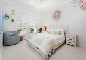 Giường trong phòng chung tại Coastal Nest - Walk to Windang Beach +43 ảnh