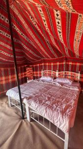 Postel nebo postele na pokoji v ubytování Bidiya Dunes camp مخيم بدية ديونز + 29 fotografií