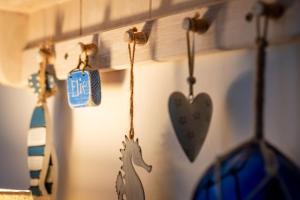 a room with a wall with vases and a horse magnet at The Mini Mansion - Elie in Elie