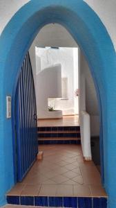 ラ・イスレタ・デル・モロにあるApartamento del Mar La Isleta del Moroの青い扉のアーチ道