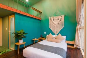 Rose Hill Villa Dalat في دالات: غرفة نوم مع سرير وجدار أخضر +81 صورة