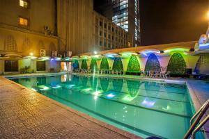チッタゴンにあるHotel Agrabadの夜の街の大きなプール