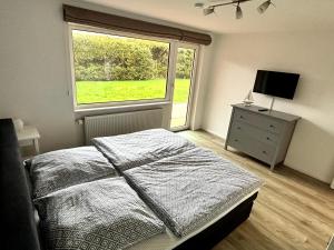 Кровать или кровати в номере Ferienwohnung Krabbe am Wattenmeer +7 фотографий