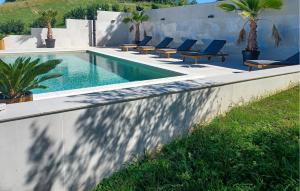 Hồ bơi trong/gần Stunning Home In Banfi +34 ảnh