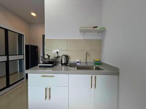 Kuchyň nebo kuchyňský kout v ubytování Midlands City Broga Semenyih by ASDEH Suites