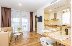 TV/trung tâm giải trí tại Stunning Apartment In Punat With Wifi