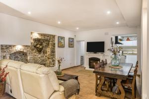 un soggiorno con un divano e un tavolo di El Figuerar a San Juan de Palamós