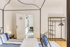 una camera da letto con due letti e un corridoio di El Figuerar a San Juan de Palamós Altre 37 foto