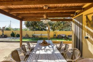 un tavolo e sedie su un patio di El Figuerar a San Juan de Palamós