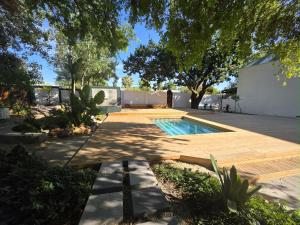 Piscina de la sau aproape de The Tin Roof