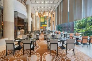Un restaurante u otro lugar para comer en Sheraton New Delhi Hotel
