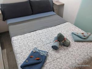 Una cama con dos almohadas y corbatas. en Ocean View Playa la Arena by HelloApartments, en Puerto de Santiago