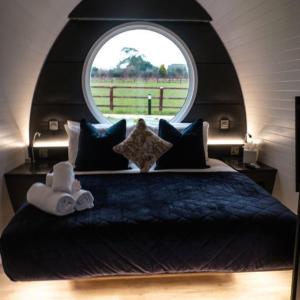 sypialnia z dużym łóżkiem i oknem w obiekcie Hidden Acres- Luxury Glamping Pod Mint w mieście Malahide