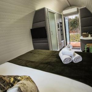 Pokój z dwoma składanymi ręcznikami na łóżku w obiekcie Hidden Acres- Luxury Glamping Pod Mint w mieście Malahide