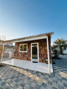 Το κτήριο όπου στεγάζεται  το κάμπινγκ