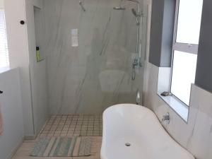 Ванная комната в House Bailey Shelley Point +25 фотографий