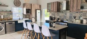 Кухня или мини-кухня в House Bailey Shelley Point
