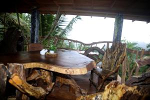 ein Holztisch und Stühle auf einer Holzterrasse in der Unterkunft Wood Aura Ella in Ella + 89 Fotos