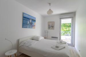 Ένα ή περισσότερα κρεβάτια σε δωμάτιο στο Les Galets - Duplex avec jardin - 2 chambres et bureau