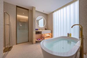 Ένα μπάνιο στο Nanyang Municipal Government Manxin Hotel +34 φωτογραφίες