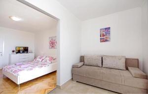 Gorgeous Apartment In Tucepi With House Sea View في توسيبي: غرفة نوم فيها كنب وسرير +4 صور