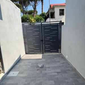 a black garage door with a cat in front of it at Casa Vacanze Vienna in Boscotrecase