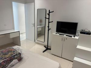 Μια τηλεόραση ή/και κέντρο ψυχαγωγίας στο Welcome to Chahra In