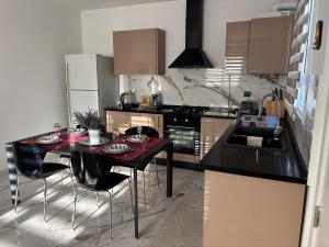 Η κουζίνα ή μικρή κουζίνα στο Welcome to Chahra In +7 φωτογραφίες