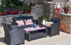 Pet Friendly Apartment In Bol With Wifi في بول: فناء مع أريكة وكرسيين وطاولة