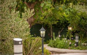 Pet Friendly Apartment In Bol With Wifi في بول: مجموعة من مصابيح الشوارع في حديقة +12 صورة