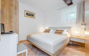 Pet Friendly Apartment In Bol With Wifi في بول: غرفة نوم بيضاء مع سرير ومكتب