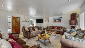 ein großes Wohnzimmer mit Sofas und Fernseher in der Unterkunft Finest Retreats - Old Barn at Ormidale House in Clachan of Glendaruel