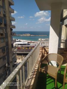- Balcón con vistas al océano desde un edificio en city square alex, en Alejandría