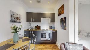 Η κουζίνα ή μικρή κουζίνα στο Finest Retreats - Garden Cottage at Ormidale House +18 φωτογραφίες