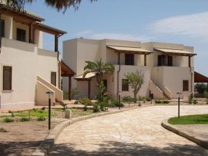 een huis met een oprit ervoor bij Residence Punta Longa in Favignana