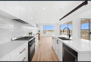 Nhà bếp/bếp nhỏ tại Beach Escape with Heated Pool and Coastal Comfort